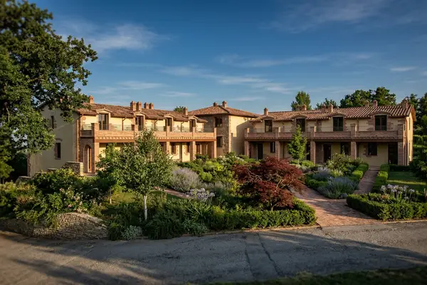 Rendering architettonico 3D di una villa con giardino in Toscana per agenzie immobiliari