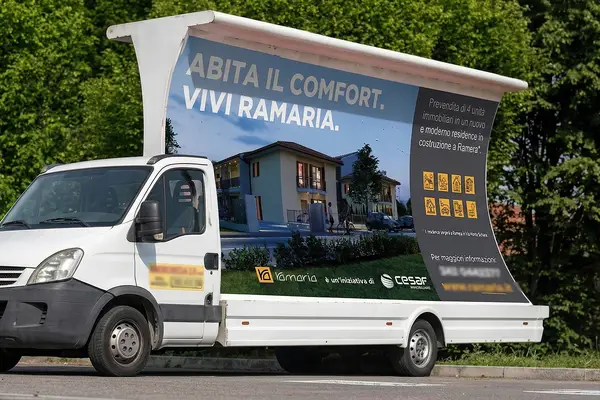 Progettazione grafica di una vela pubblicitaria per la promozione immobiliare